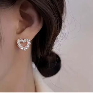 Vintage Silver Heart Stud Earrings – 2025 Trendy Geometric Wave Metal Jewelry 🤍